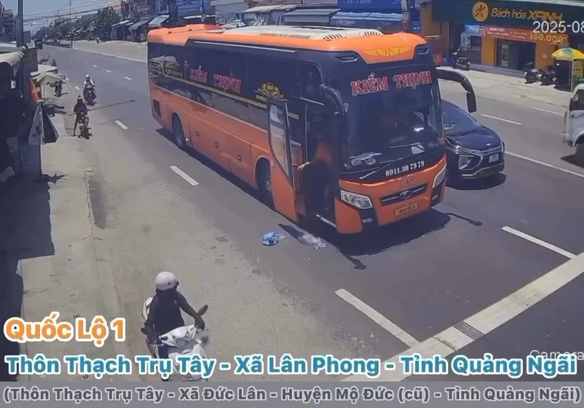 Xôn xeo video xe khách dừng đèn đỏ rồi ném cả đống rác xuống đường ở Quảng Ngãi