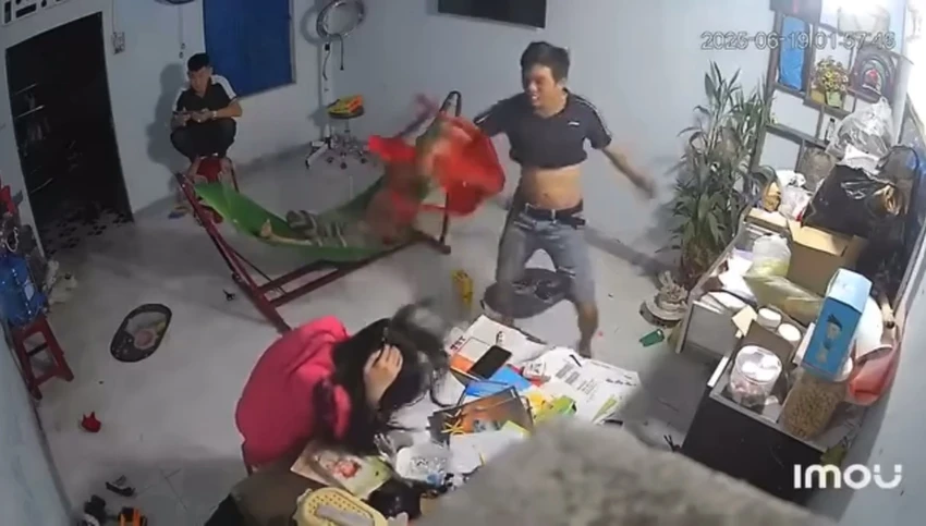 cong-an-quang-ngai-thong-tin-vu-anh-ruot-dap-dau-em-gai-nhieu-lan-bang-ghe-nhua-2.jpg