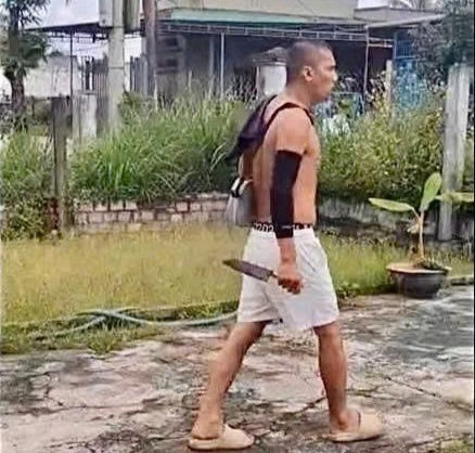 dung-sung-tu-che-ban-anh-trai-roi-mang-dao-co-thu-trong-nha-dan-1.jpg