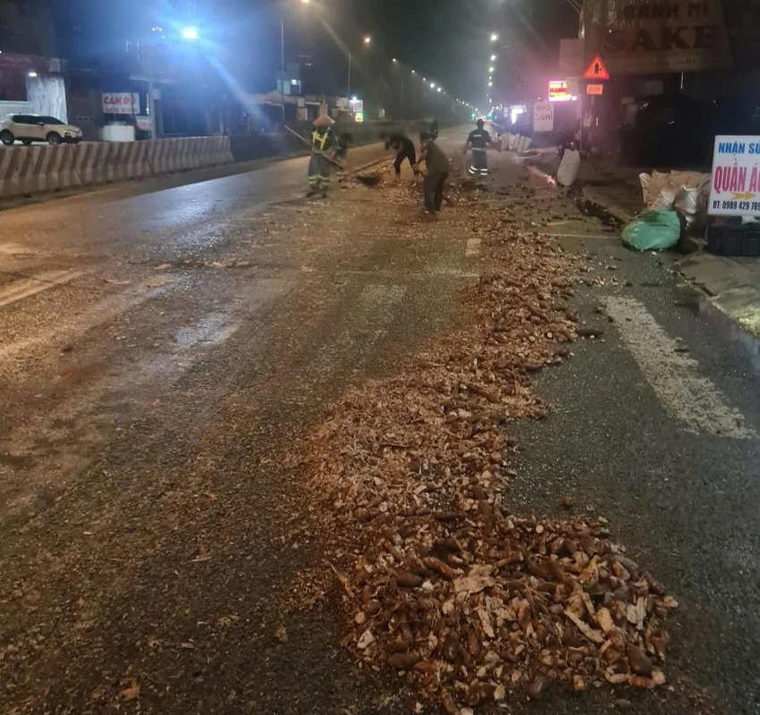 Quảng Ngãi: Phạt tài xế xe tải làm đổ hàng trăm kg củ mì xuống đường rồi bỏ chạy