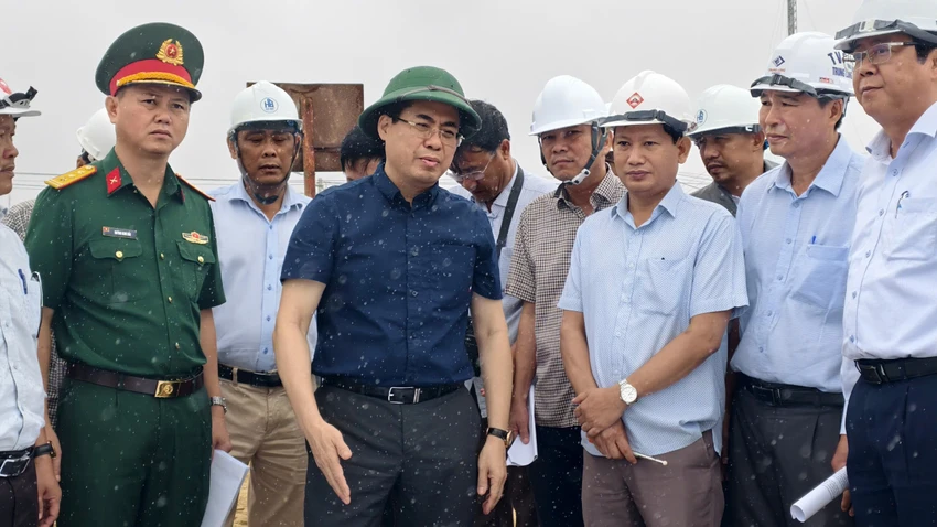 chu-tich-quang-ngai-kiem-tra-cong-trinh-chong-sat-lo-yeu-cau-ung-pho-ba-tinh-huong-cuc-doan-2.jpg