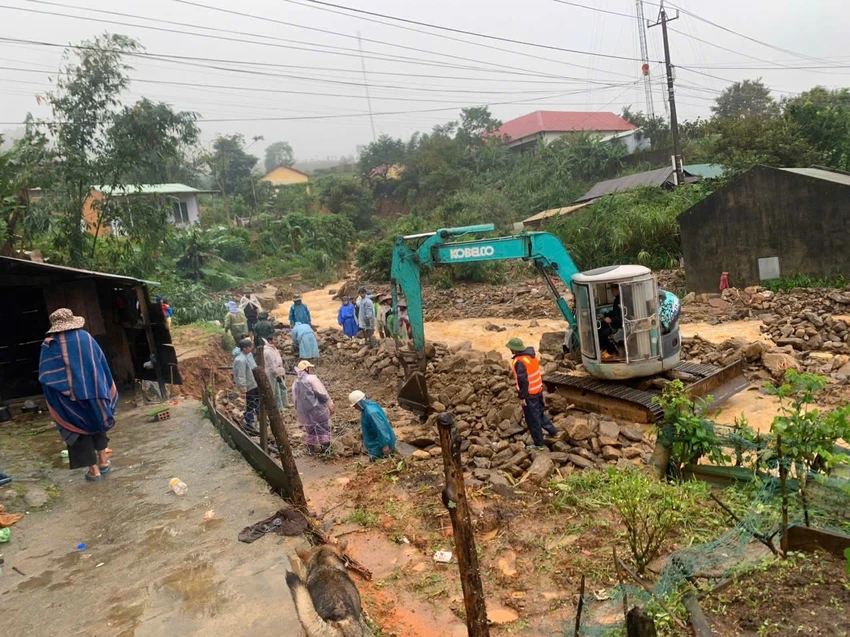 quang-ngai-mua-lon-tren-800-mm-nhieu-cay-cau-da-chim-trong-nuoc-1.jpg