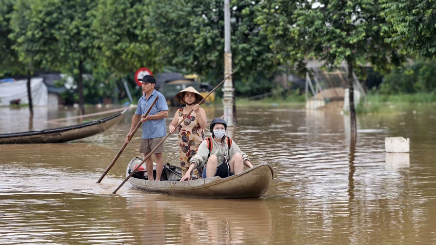 5-201-can-nha-bi-ngap-quang-ngai-kien-nghi-ho-tro-khan-cap-5-000-tan-gao-va-10-000-thung-mi-1.jpg