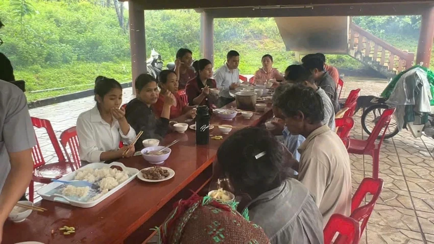 can-bo-quang-ngai-thanh-dau-bep-lo-bua-an-cho-dan-roi-lang-tranh-sat-lo2.jpg