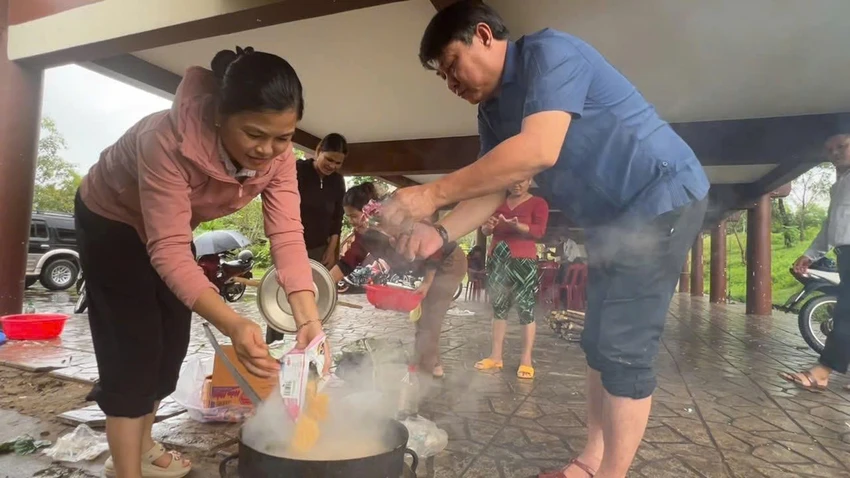 can-bo-quang-ngai-thanh-dau-bep-lo-bua-an-cho-dan-roi-lang-tranh-sat-lo3.jpg