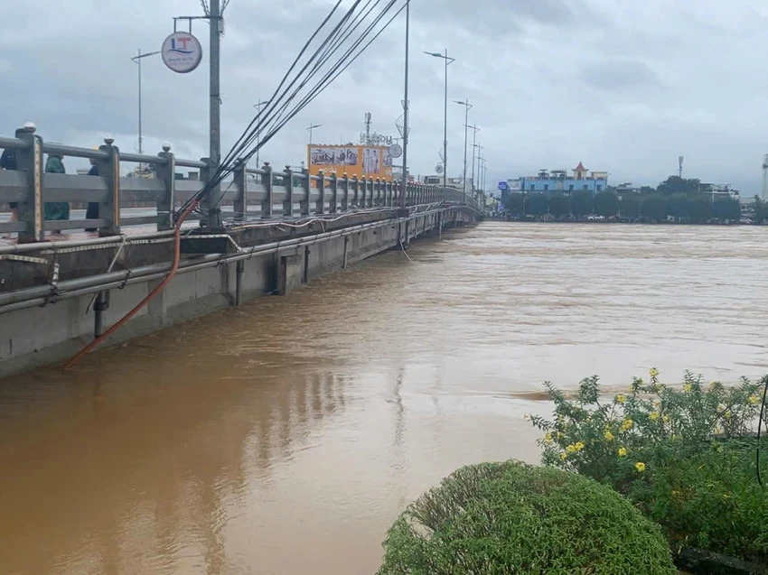 quang-ngai-cam-luu-thong-qua-cau-chau-o-tren-quoc-lo-1a-3.jpg
