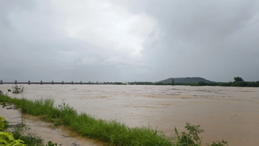 truong-cong-an-xa-o-quang-ngai-bi-go-dam-xuyen-chan-khi-giup-dan-chong-lu-1.jpg