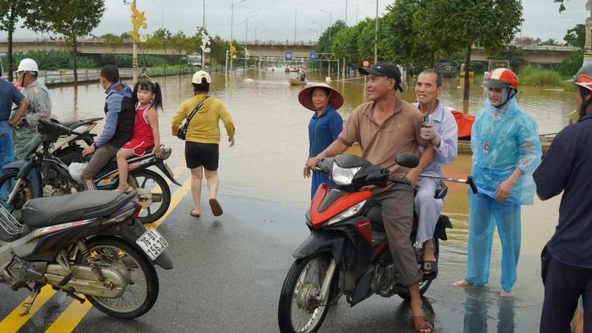 nuoc-lu-tren-cac-song-o-quang-ngai-dang-rut-5.jpg