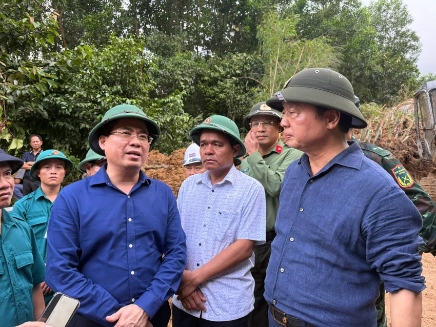 pho-thu-tuong-tran-hong-ha-lam-ngay-lam-dem-khac-phuc-sat-lo-khong-de-dan-thieu-doi-4.jpg
