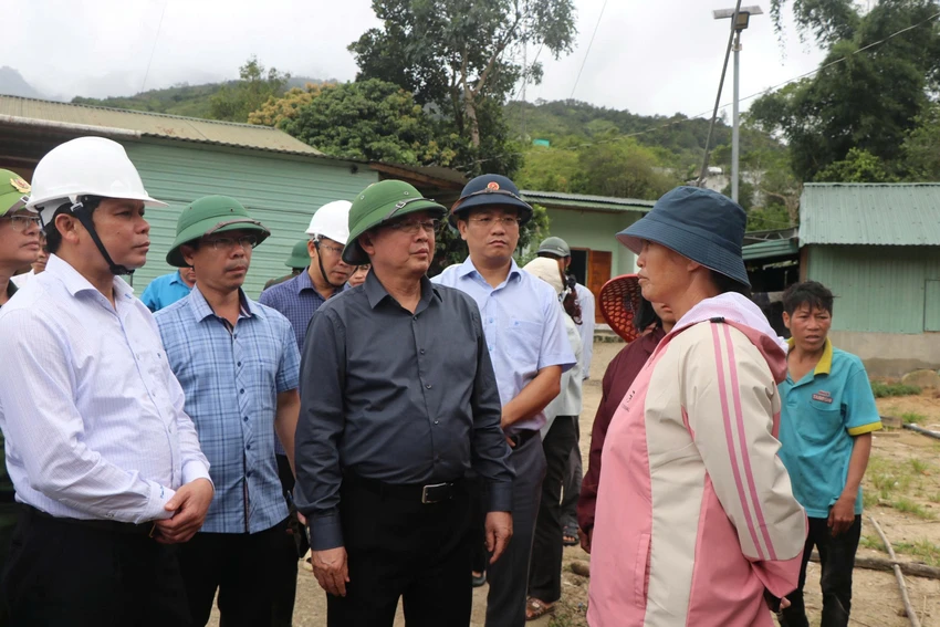 pho-thu-tuong-ho-quoc-dung-khan-truong-cuu-tro-som-khac-phuc-sat-lo-o-quang-ngai (5).jpg