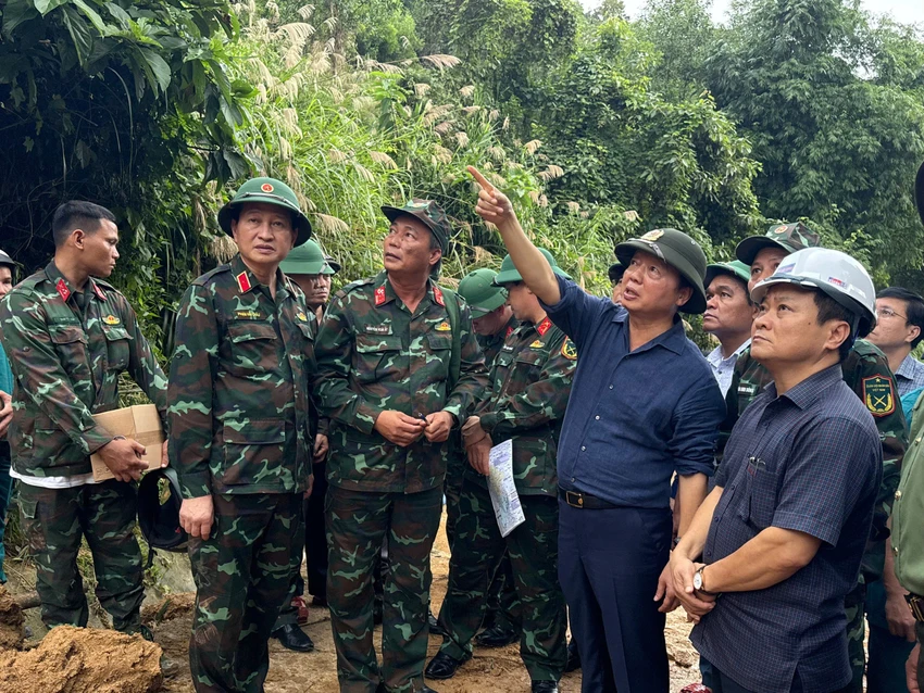 thuc-trang-dem-thong-tuyen-sat-lo-chia-cat-6-000-dan-o-quang-ngai-4.jpg