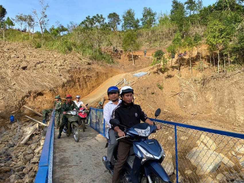 thong-duong-quan-dan-noi-lai-giao-thong-voi-5-thon-bi-chia-cat-do-sat-lo-nui-1.jpg