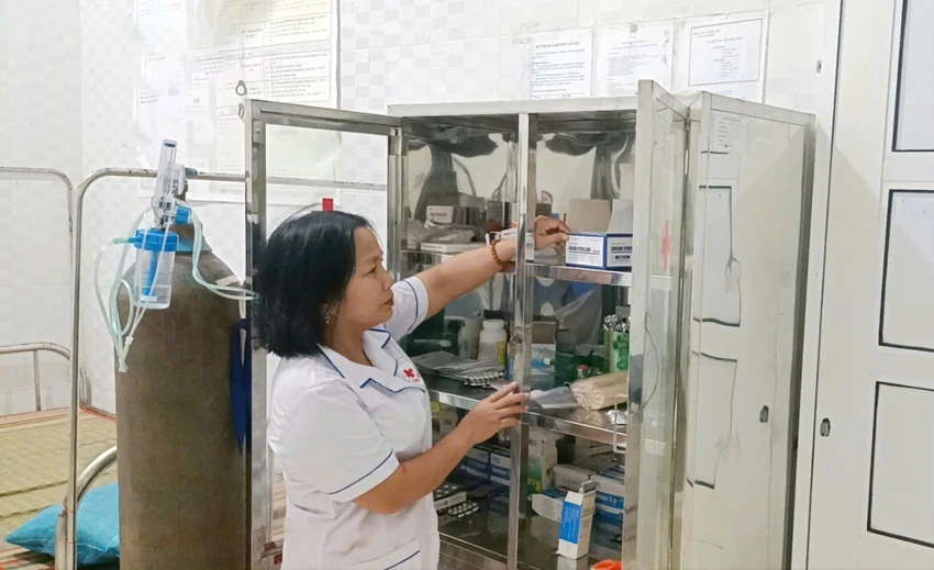 tram-y-te-chuan-quoc-gia-ma-khong-co-nuoc-sach-phai-mua-nuoc-dong-chai-rua-dung-cu-y-te-3.jpg
