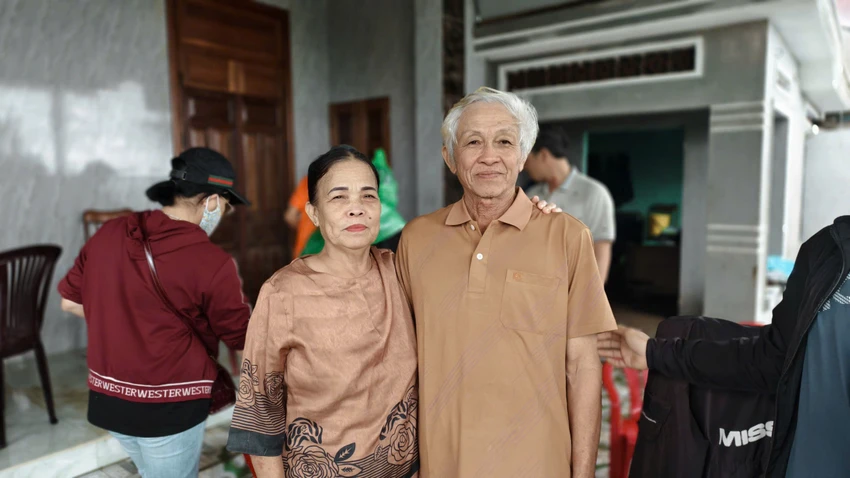 36-gio-ngam-minh-trong-lu-o-hoa-thinh-vo-chong-toi-song-sot-nho-phep-mau-2.jpg