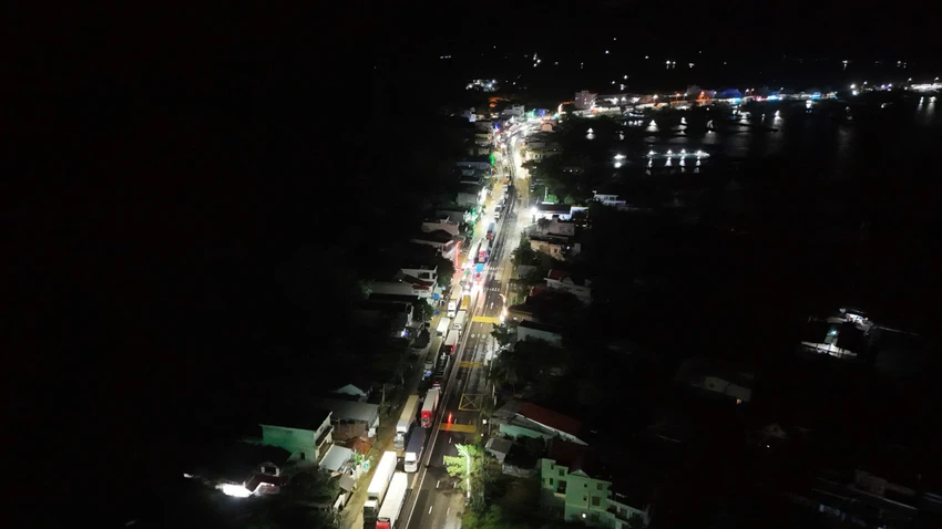 dak-lak-hang-ngan-phuong-tien-chon-chan-tren-quoc-lo-1-vi-lu-lich-su1.jpg