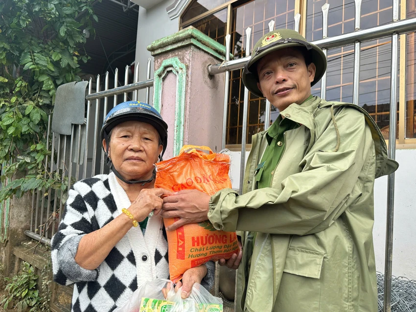 cong-an-tinh-quang-ngai-vao-ron-lu-hoa-thinh-ho-tro-nguoi-dan-sau-lu-du-4.jpg