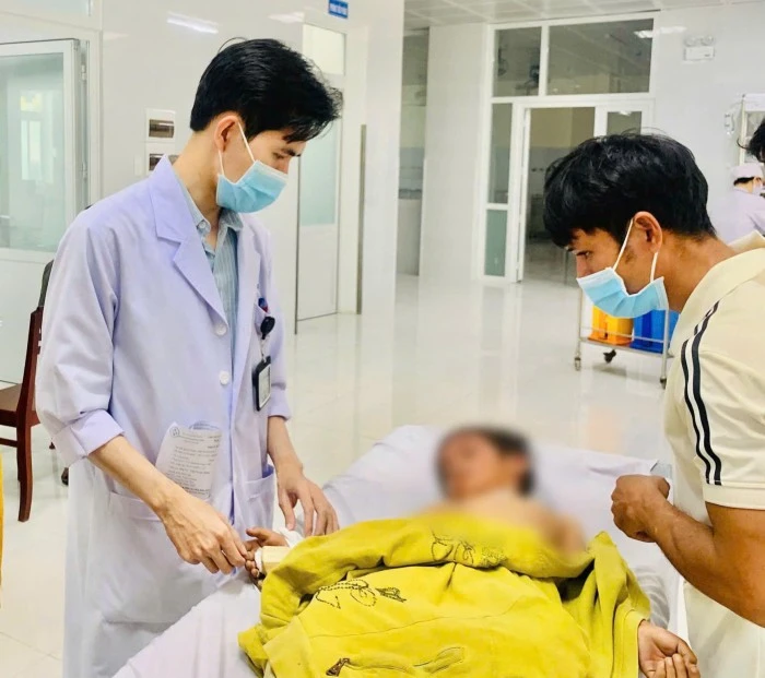 13-hoc-sinh-bi-thuong-khi-xe-cong-nong-nghi-mat-thang-lao-xuong-doc- (1).jpg