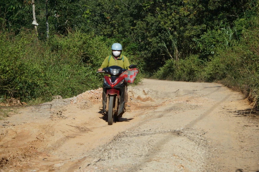 quang-ngai-duong-gan-20-ti-vua-su-dung-da-xuong-cap-nguoi-dan-chat-vat-qua-o-ga-o-voi-1.jpg
