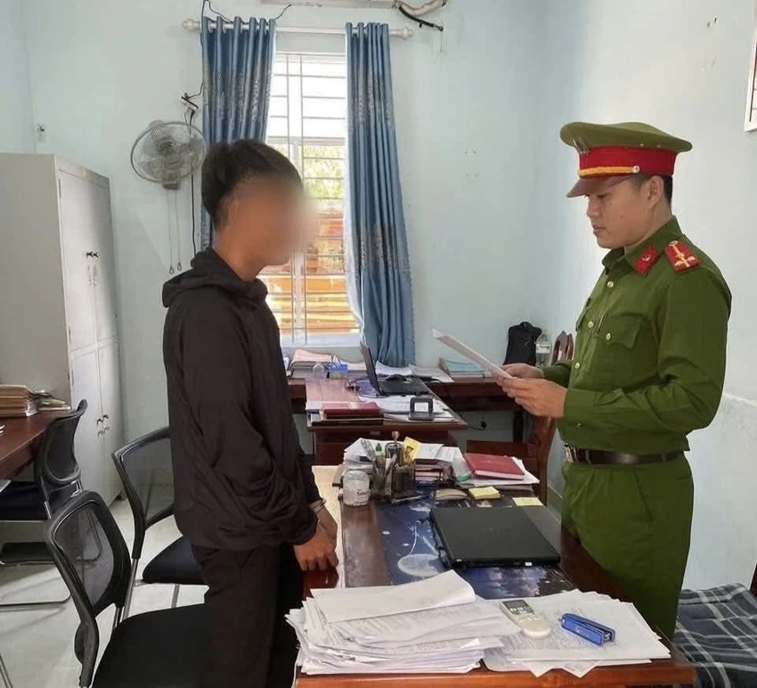 be-gai-14-tuoi-bi-hai-thanh-nien-cho-uong-ruou-say-roi-thay-nhau-hiep-dam-2.jpg