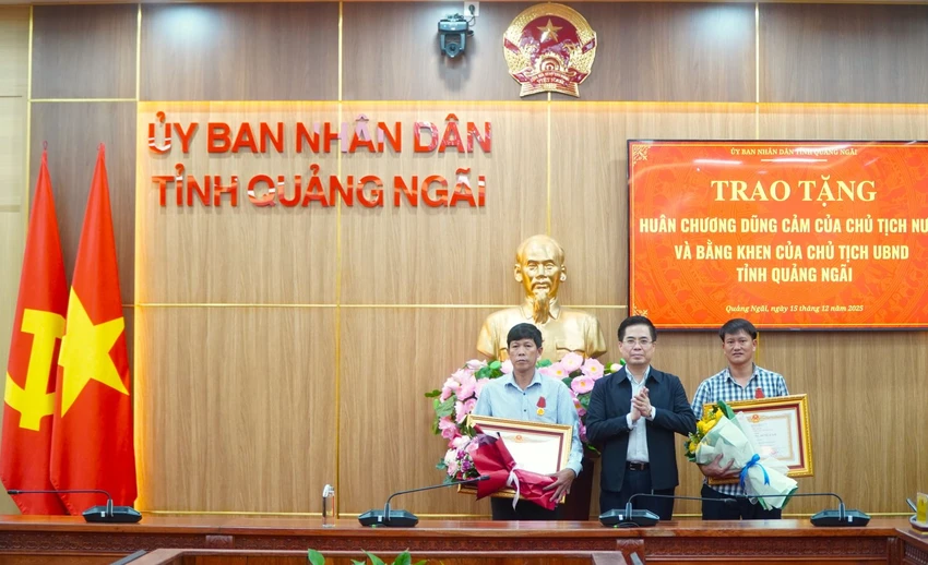 trao-huan-chuong-dung-cam-cho-nguoi-ly-son-lao-ra-bien-cuu-nguoi-roi-mat-tich-trong-bao (1).jpg