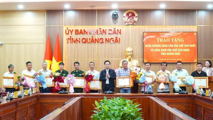 trao-huan-chuong-dung-cam-cho-nguoi-ly-son-lao-ra-bien-cuu-nguoi-roi-mat-tich-trong-bao (2).jpg