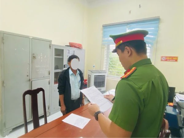 bat-giam-ong-chi-pheo-thuong-xuyen-say-xin-dap-pha-nem-gach-vo-mat-be-12-tuoi-.jpg