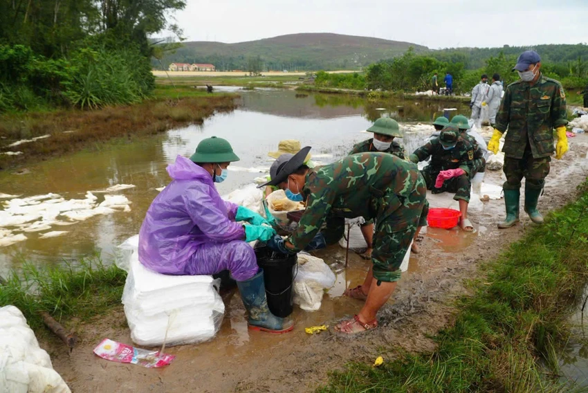 quang-ngai-khan-truong-khac-phuc-su-co-dau-diesel-tran-ra-moi-truong-1.jpg
