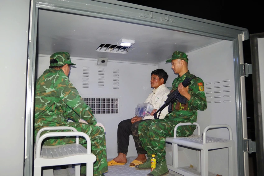 chan-vu-van-chuyen-hon-12-000-vien-ma-tuy-tu-lao-vao-viet-nam (4).jpg