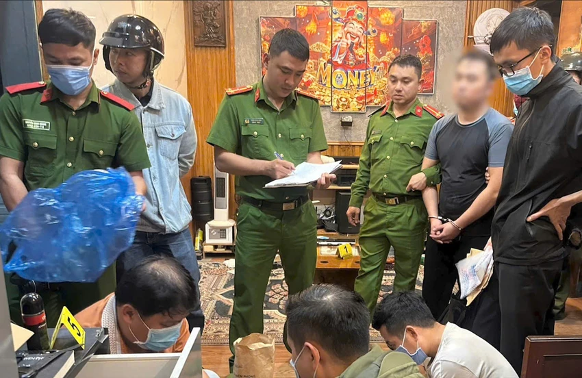 hon-1-5kg-ma-tuy-giau-trong-can-nha-nho-o-quang-ngai- (1).jpg