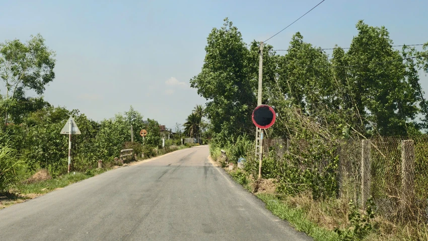 xe-ben-ram-rap-tren-duong-huyen-o-gia-lai-bien-cam-tai-trong-bi-boi-den-dang-ngo (36).jpg