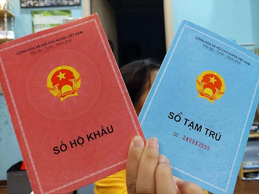 Thu hồi sổ hộ khẩu, sổ tạm trú trong nhiều trường hợp. Ảnh: TUYỀN PHAN Thu hồi sổ hộ khẩu, sổ tạm trú trong nhiều trường hợp. Ảnh: TUYỀN PHAN