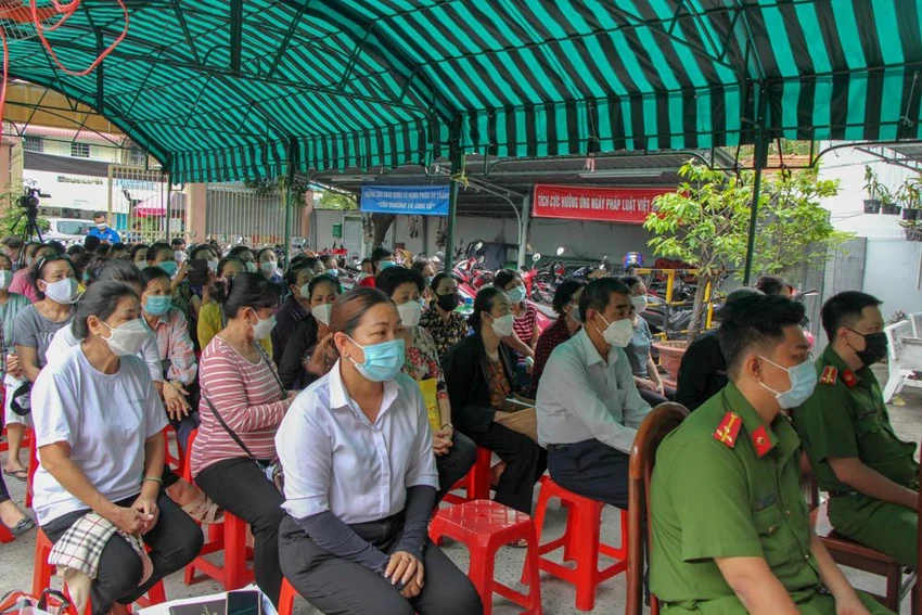 Người dân đến theo dõi phiên tòa giả định. Ảnh: DƯƠNG HOÀNG Người dân đến theo dõi phiên tòa giả định. Ảnh: DƯƠNG HOÀNG