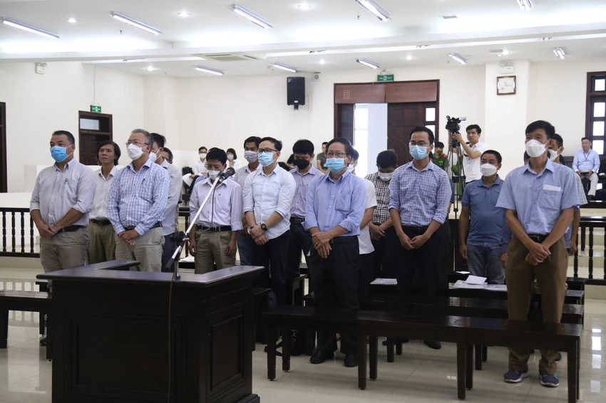 Các bị cáo nghe tòa tuyên án Các bị cáo nghe tòa tuyên án