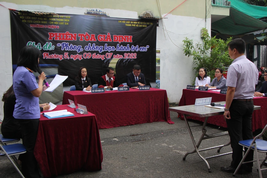 HĐXX của phiên tòa giả định được tổ chức tại phường 5, quận 6. Ảnh: DƯƠNG HOÀNG HĐXX của phiên tòa giả định được tổ chức tại phường 5, quận 6. Ảnh: DƯƠNG HOÀNG