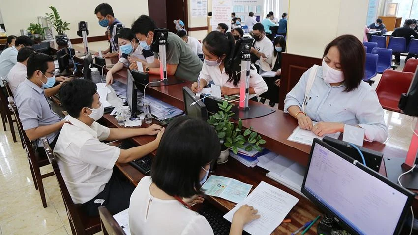 Cán bộ, công chức, viên chức sẽ được tăng lương từ 1-7-2023. Ảnh minh họa: PLO Cán bộ, công chức, viên chức sẽ được tăng lương từ 1-7-2023. Ảnh minh họa: PLO