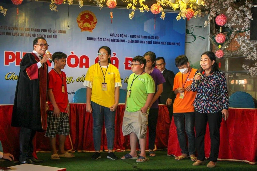 Các LS giao lưu cùng các em nhỏ sau khi phiên tòa kết thúc. Ảnh: DƯƠNG HOÀNG Các LS giao lưu cùng các em nhỏ sau khi phiên tòa kết thúc. Ảnh: DƯƠNG HOÀNG