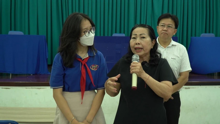 Luật sư Trần Thị Ngọc Nữ, Chi hội trưởng Chi hội luật sư Hội Bảo vệ quyền trẻ em TP.HCM, giao lưu các em học sinh tại phiên tòa giả định. Ảnh: CTV