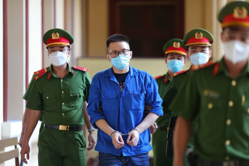 Nhâm Hoàng Khang được đưa đến phiên xử. Ảnh: HY Nhâm Hoàng Khang được đưa đến phiên xử. Ảnh: HY