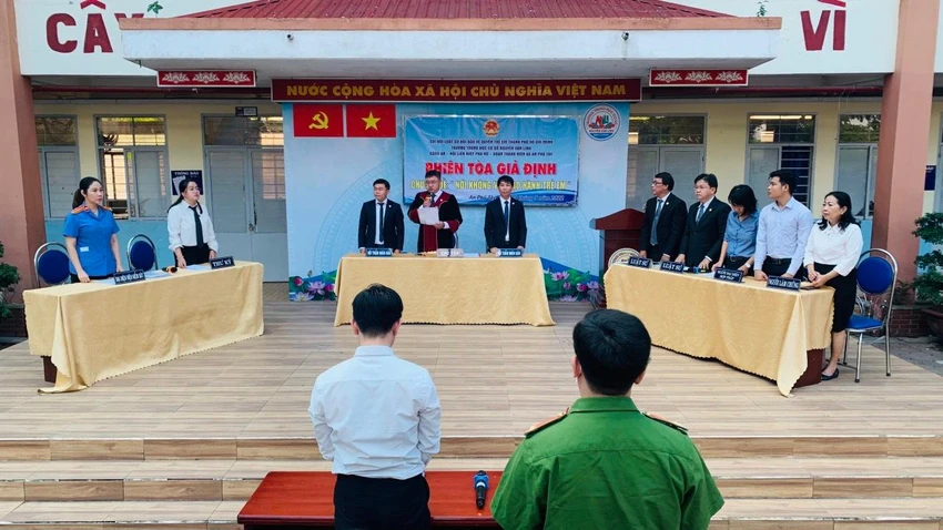 Toàn cảnh phiên tòa giả định tổ chức bởi Chi hội Luật sư Hội Bảo vệ quyền trẻ em TP.HCM tại trường THCS Nguyễn Văn Linh. Ảnh: CTV Toàn cảnh phiên tòa giả định tổ chức bởi Chi hội Luật sư Hội Bảo vệ quyền trẻ em TP.HCM tại trường THCS Nguyễn Văn Linh. Ảnh: CTV