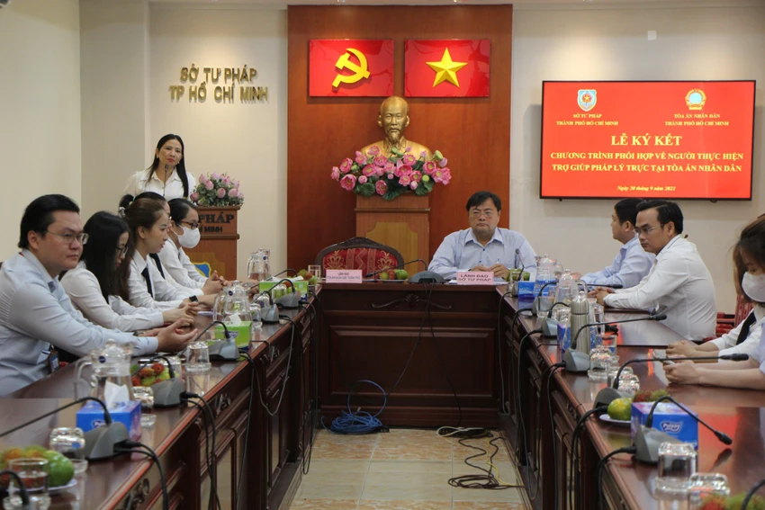 Lễ ký kết giữa TAND TP và Sở Tư pháp. Ảnh: DƯƠNG HOÀNG Lễ ký kết giữa TAND TP và Sở Tư pháp. Ảnh: DƯƠNG HOÀNG