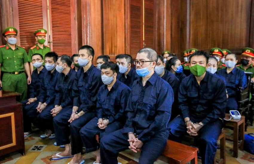 Bị cáo Nguyễn Thái Luyện (đeo kính) cùng các đồng phạm trong phiên xử ngày 8-12. Ảnh: NGUYỆT NHI Bị cáo Nguyễn Thái Luyện (đeo kính) cùng các đồng phạm trong phiên xử ngày 8-12. Ảnh: NGUYỆT NHI