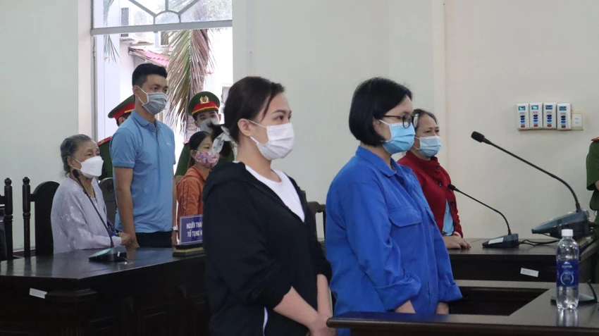 Bị cáo Tống Thị Tùng Linh (áo xanh) và bị cáo Trần Thị Ngọc Thư tại tòa. Ảnh: TK