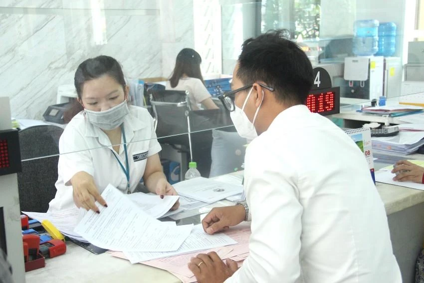 Cán bộ TP.HCM đang tiếp nhận hồ sơ của người dân. Ảnh: LÊ THOA Cán bộ TP.HCM đang tiếp nhận hồ sơ của người dân. Ảnh: LÊ THOA