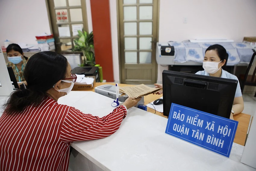 Người dân làm thủ tục tại cơ quan BHXH. Ảnh: NGUYỆT NHI Người dân làm thủ tục tại cơ quan BHXH. Ảnh: NGUYỆT NHI