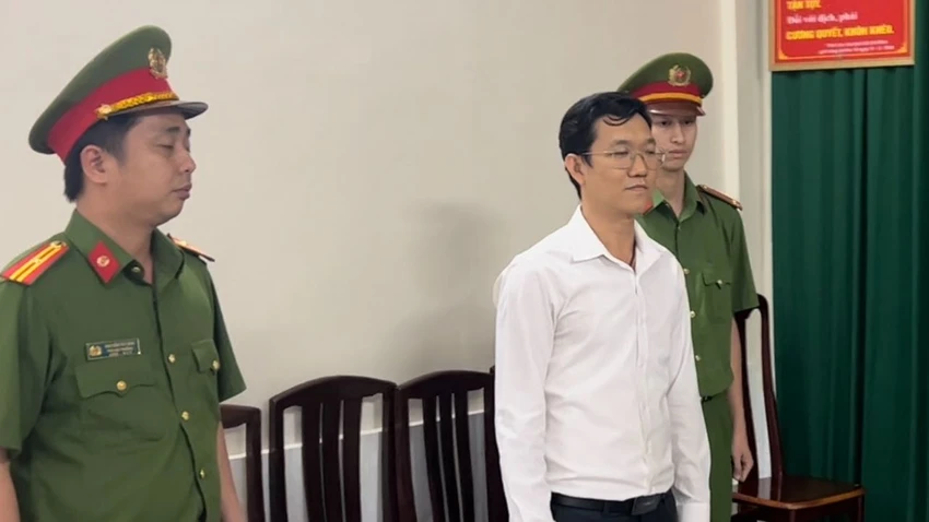 Ông Đặng Anh Quân nghe đọc lệnh bắt tạm giam.Ảnh: CACC Ông Đặng Anh Quân nghe đọc lệnh bắt tạm giam.Ảnh: CACC