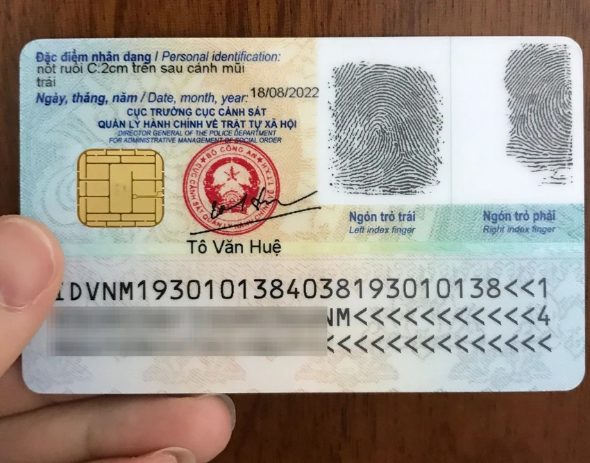 Điểm mới tại dự thảo Luật CCCD (sửa đổi) là sẽ bỏ vân tay, đặc điểm nhận dạng trên mặt sau của thẻ. Ảnh minh hoạ: QUỲNH LINH Điểm mới tại dự thảo Luật CCCD (sửa đổi) là sẽ bỏ vân tay, đặc điểm nhận dạng trên mặt sau của thẻ. Ảnh minh hoạ: QUỲNH LINH