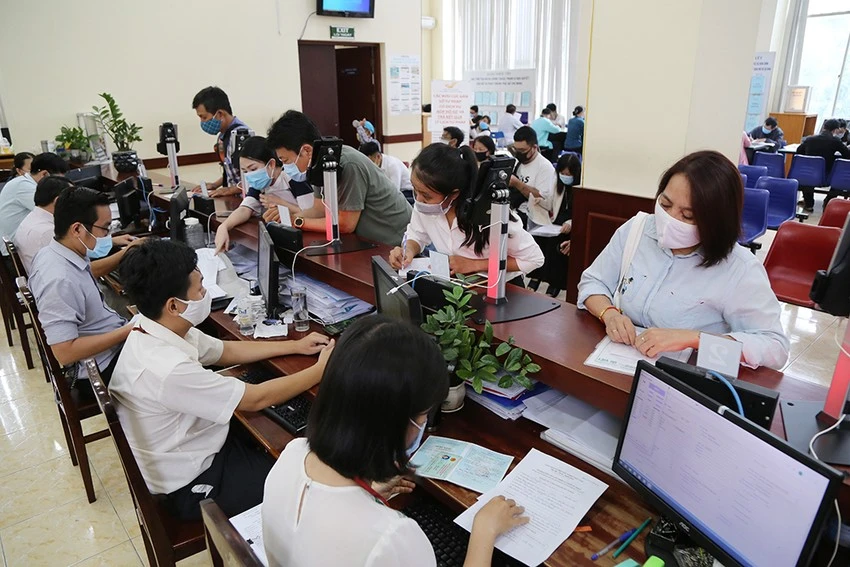 Từ 1-7 tới, mức lương cơ sở sẽ tăng lên 1,8 triệu đồng/tháng. Ảnh: HOÀNG GIANG Từ 1-7 tới, mức lương cơ sở sẽ tăng lên 1,8 triệu đồng/tháng. Ảnh: HOÀNG GIANG