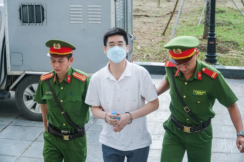 Cựu điều tra viên Hoàng Văn Hưng bị dẫn giải đến tòa. Ảnh: PHI HÙNG Cựu điều tra viên Hoàng Văn Hưng bị dẫn giải đến tòa. Ảnh: PHI HÙNG