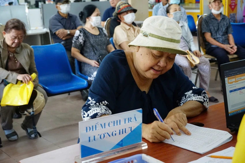 Người dân đang nhận lương hưu tại TP.HCM. Ảnh: BHXH TP.HCM