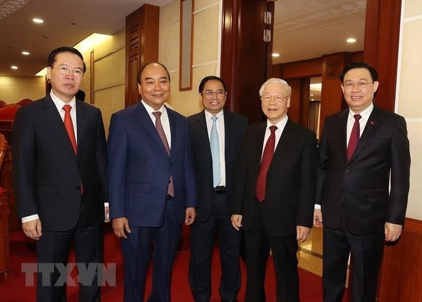 Tổng Bí thư Nguyễn Phú Trọng cùng các vị Lãnh đạo chủ chốt chụp ảnh chung trước giờ khai mạc Hội nghị Trung ương 5. Ảnh: TTXVN. Tổng Bí thư Nguyễn Phú Trọng cùng các vị Lãnh đạo chủ chốt chụp ảnh chung trước giờ khai mạc Hội nghị Trung ương 5. Ảnh: TTXVN.